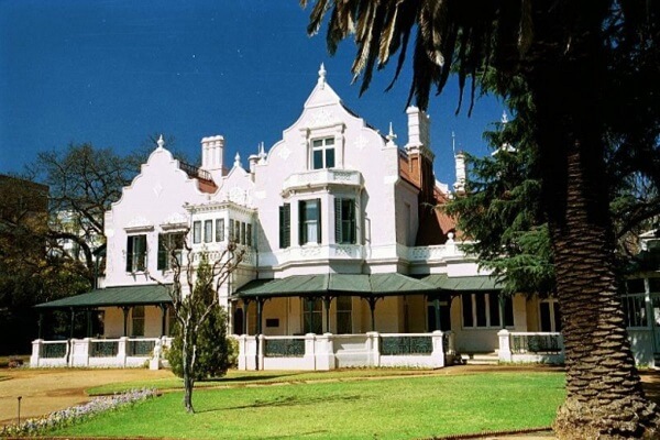 Discover the old mansion close to Burgers Park.