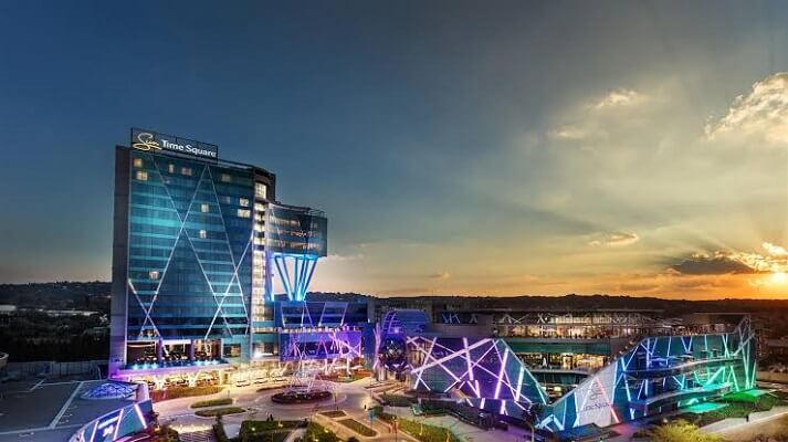Discover the night lights in Menlyn Maine Square